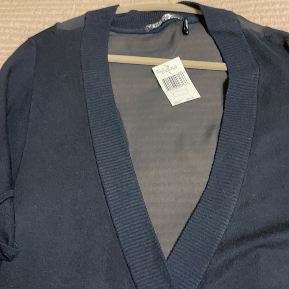 ๐ GUESS NWT SWEATER - Picture 3 of 6